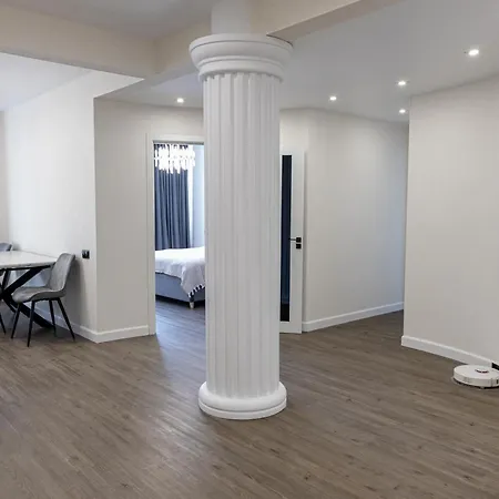 Royal Boulevard Apartment *